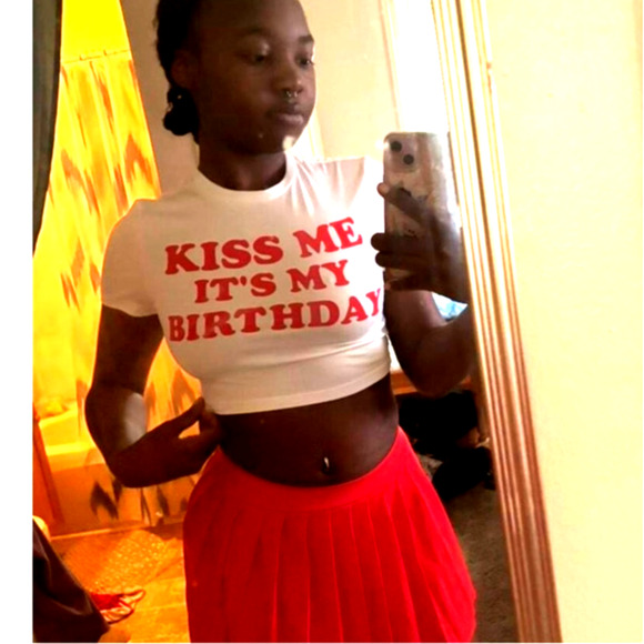 New Large "Kiss Me Its My Birthday" White Red Crop‎ Top Short Sleeve T Shirt - Picture 5 of 5